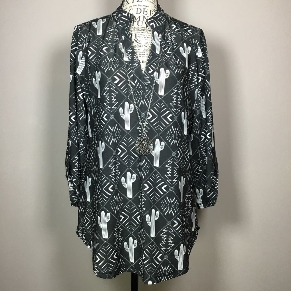 Cowgirl Hardware black white stretchy top cactus Aztec pattern roll sleeves sz L